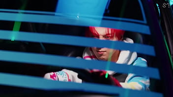 Coreanos estadounidenses japoneses canadienses bailando en un porshe