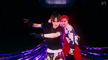 Coreanos estadounidenses japoneses canadienses bailando en un porshe