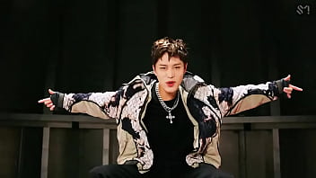 Coreanos estadounidenses japoneses canadienses bailando en un porshe