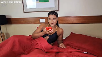 Minha amiga gostosa me ligou cheia de tessã me chamando para transar