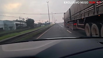 Fui arrombada por um preto do pau grande e grosso e meu marido passou na frente do carro e não percebeu sonho de corno