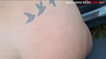 Fui arrombada por um preto do pau grande e grosso e meu marido passou na frente do carro e não percebeu sonho de corno