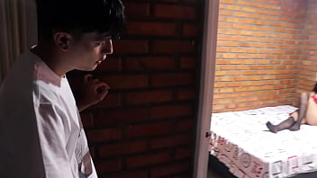 Me follo a mi madrastra soltera por 1 dia y le saco mi gran pene para que me lo chupe