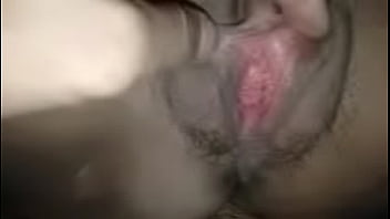 แหกหีเอาควยยัดหีให้เสียวหีจนแตกใน