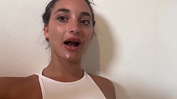 Mega pompino al ragazzo della mia migliora amica senza farci scoprire