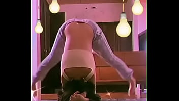 Angela aguilar muestra todo a la camara mientras practica ejercicio