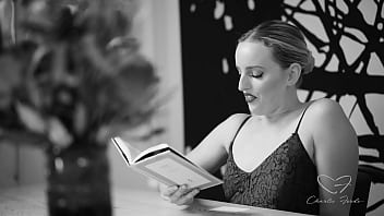 Charlie forde got her cunt eaten by amber moore as she reads