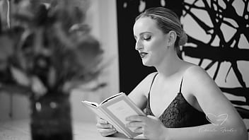 Charlie forde got her cunt eaten by amber moore as she reads