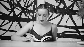 Charlie forde got her cunt eaten by amber moore as she reads