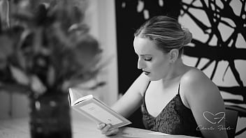 Charlie forde got her cunt eaten by amber moore as she reads