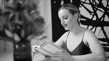 Charlie forde got her cunt eaten by amber moore as she reads