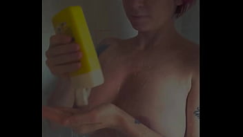 Petit moment de plaisir intime sous la douche la vidéo entière est gratuite