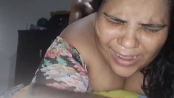 Mi vecino viene a pedir ayuda termina consolandome hasta llega el punto que termina follandomes el culo hasta dejarmelo todo lleno de leche