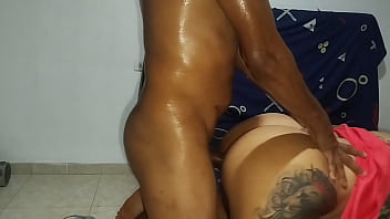 Mi vecino viene a pedir ayuda termina consolandome hasta llega el punto que termina follandomes el culo hasta dejarmelo todo lleno de leche