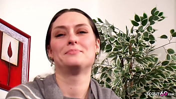 Schüchterne deutsche nachbarin strippt und besorgt es sich selber vor der kamera