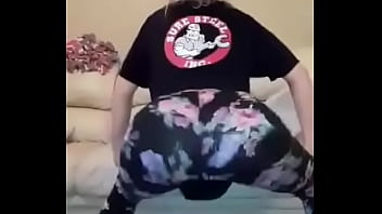 19 year old twerks ass