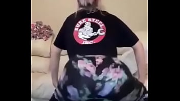 19 year old twerks ass