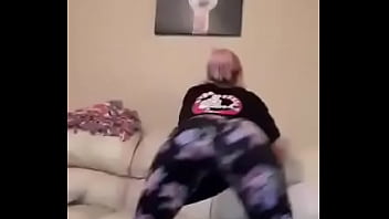 19 year old twerks ass