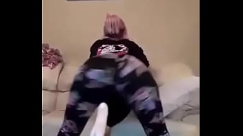 19 year old twerks ass