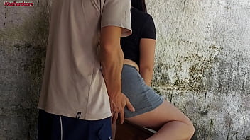 Minha esposa saiu e a empregada baixinha gostosa pegou meu pau e colocou dentro dela na área de casa