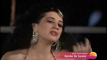 Cláudia raia pelada na rua