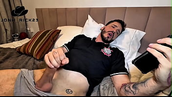 Pegou no pulo seu irmão olhando as fotos do seu marido e resolve fazer uma surpresa