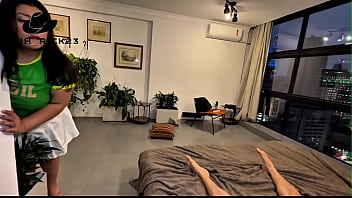 Pegou no pulo seu irmão olhando as fotos do seu marido e resolve fazer uma surpresa