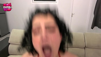 Elle une petite chatte serrée et elle crie de plaisir