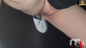 Casada gostosa entra na cabine mama o pauzudo geme no pau do macho e faz o corno filmar tudo para ficar na punheta