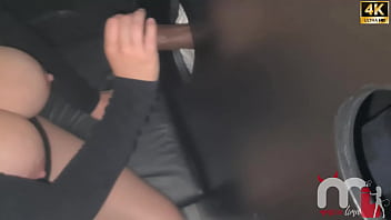 Casada gostosa entra na cabine mama o pauzudo geme no pau do macho e faz o corno filmar tudo para ficar na punheta