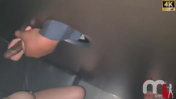 Casada gostosa entra na cabine mama o pauzudo geme no pau do macho e faz o corno filmar tudo para ficar na punheta