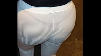 Madura culona en hilo en la calle con leggins transparentes