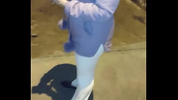 Madura culona en hilo en la calle con leggins transparentes