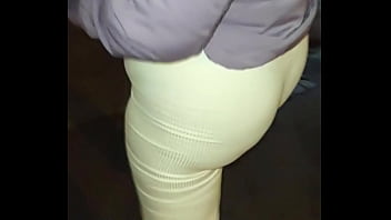 Madura culona en hilo en la calle con leggins transparentes