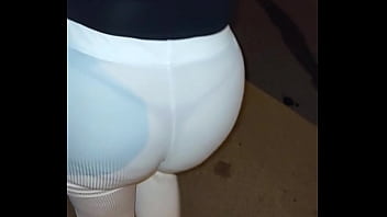 Madura culona en hilo en la calle con leggins transparentes
