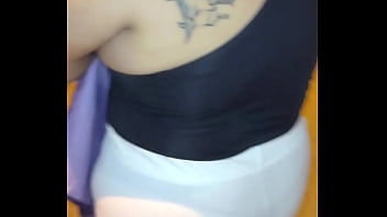 Madura culona en hilo en la calle con leggins transparentes