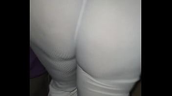 Madura culona en hilo en la calle con leggins transparentes