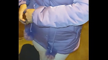 Madura culona en hilo en la calle con leggins transparentes