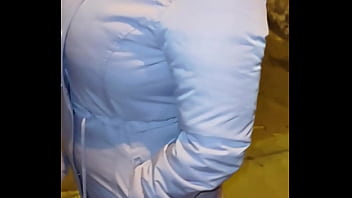 Madura culona en hilo en la calle con leggins transparentes