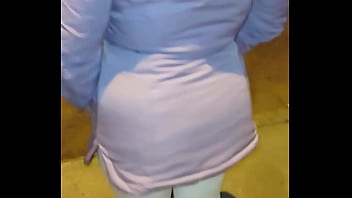 Madura culona en hilo en la calle con leggins transparentes