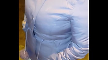 Madura culona en hilo en la calle con leggins transparentes