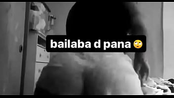 Zorrita de color mueve su culo