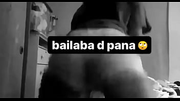 Zorrita de color mueve su culo