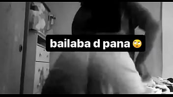 Zorrita de color mueve su culo