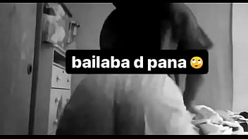 Zorrita de color mueve su culo