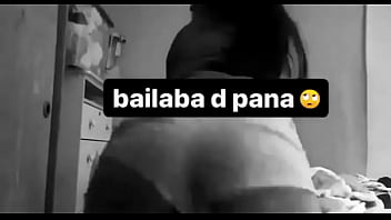 Zorrita de color mueve su culo