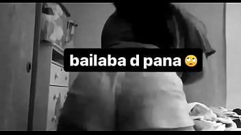 Zorrita de color mueve su culo