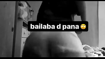 Zorrita de color mueve su culo