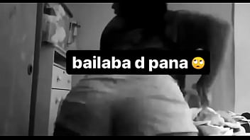 Zorrita de color mueve su culo