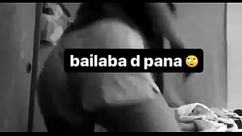 Zorrita de color mueve su culo